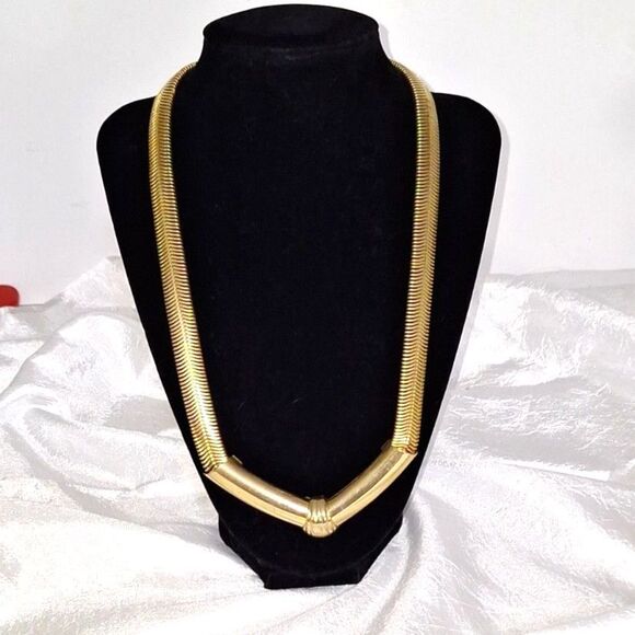 Omega Style Vintage Women's Necklace Thick Herringbone Mob Wife Gold Tone - Picture 1 of 10